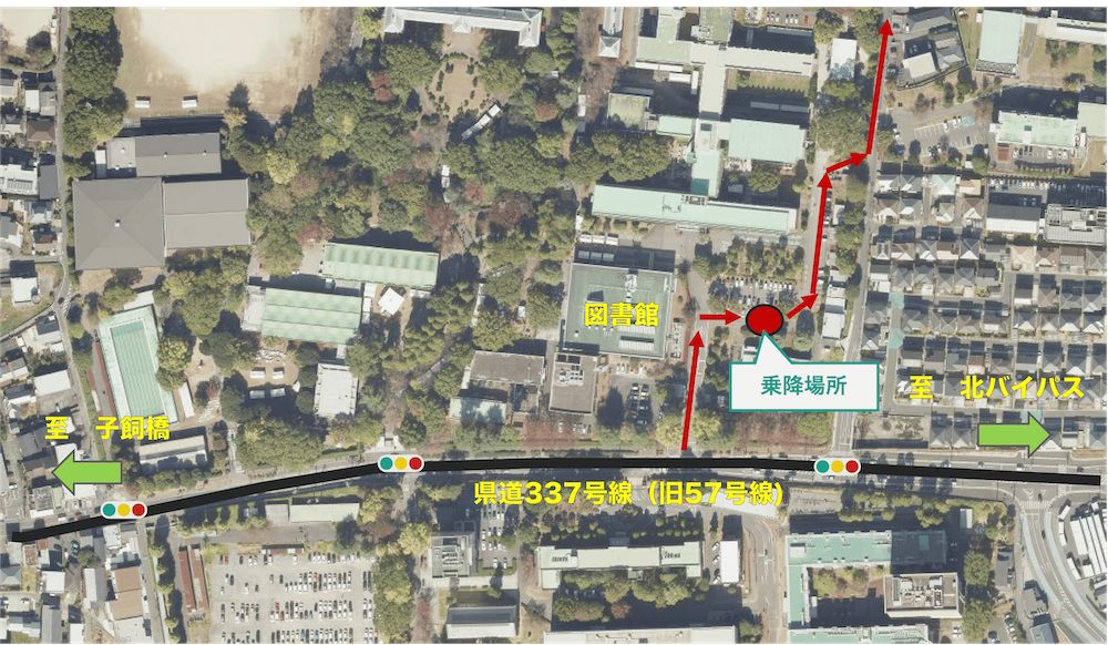 北キャンパス乗降場所の案内図。熊本大学図書館付近に乗降ポイントがあり、県道337号線（旧57号線）側から進入するルートが矢印で示されている。